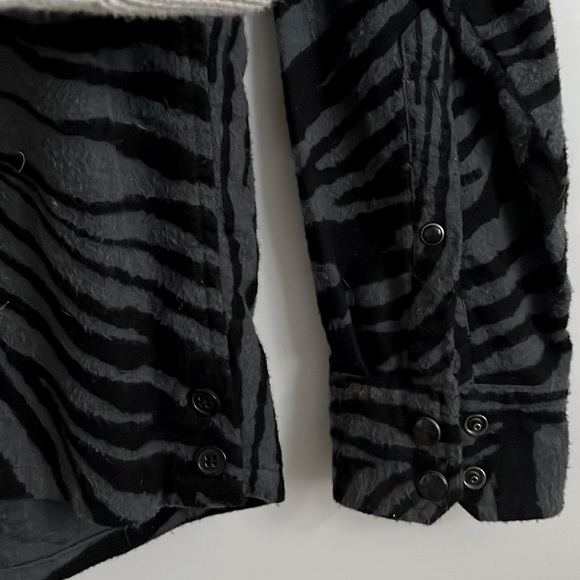 TRUKFIT Cotton Animal Print Flannel Button Down Shirt, Size L - Picture 7 of 8